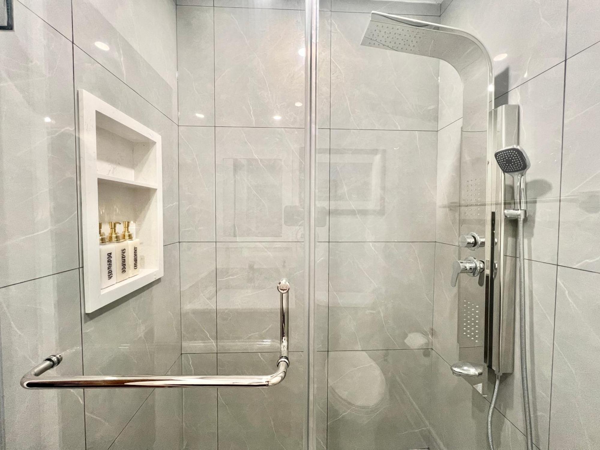 Upgraded Rooms With Bath 7-Min To Subway Near Downsview Rogers Stadium Торонто Экстерьер фото