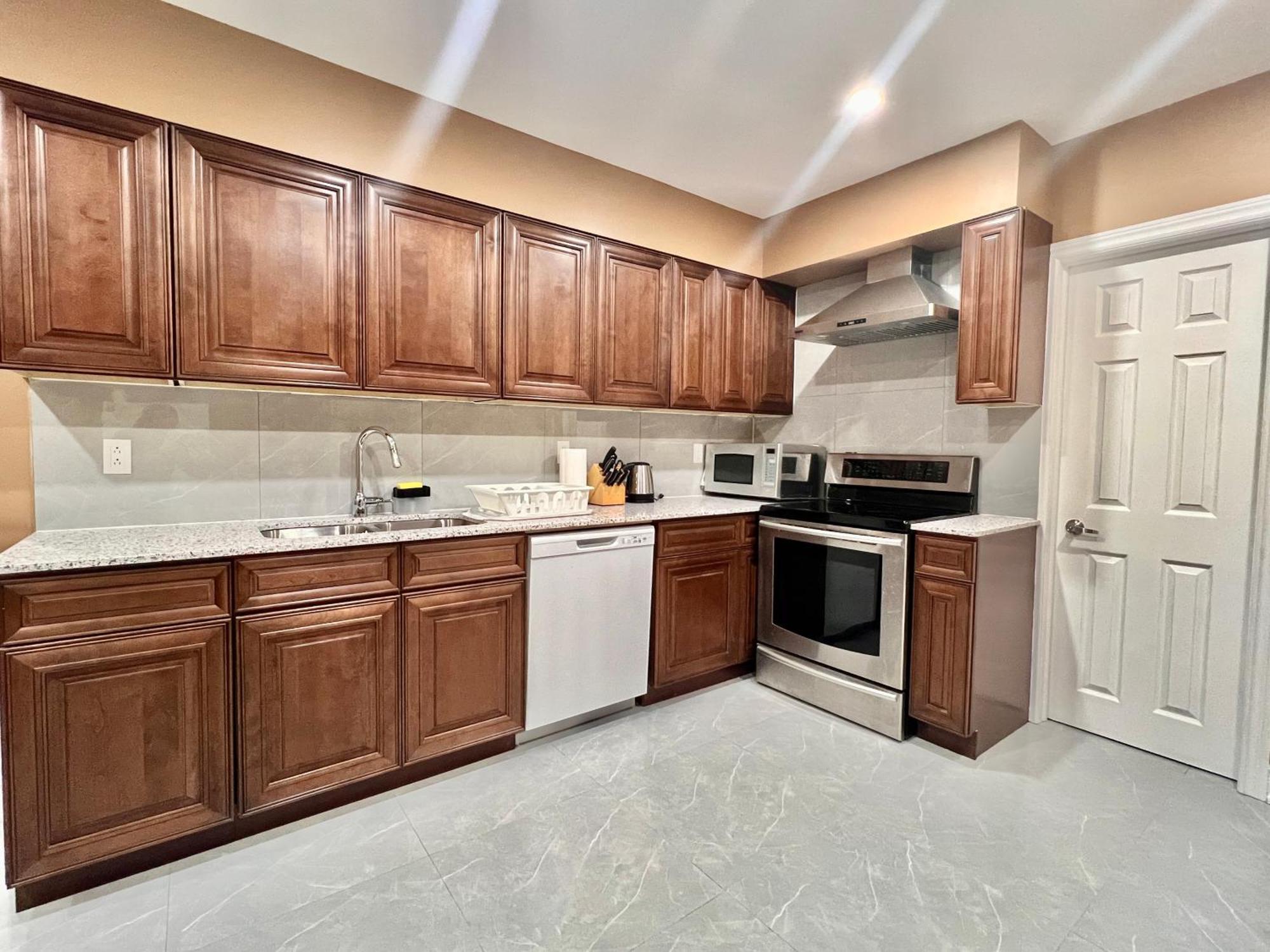 Upgraded Rooms With Bath 7-Min To Subway Near Downsview Rogers Stadium Торонто Экстерьер фото